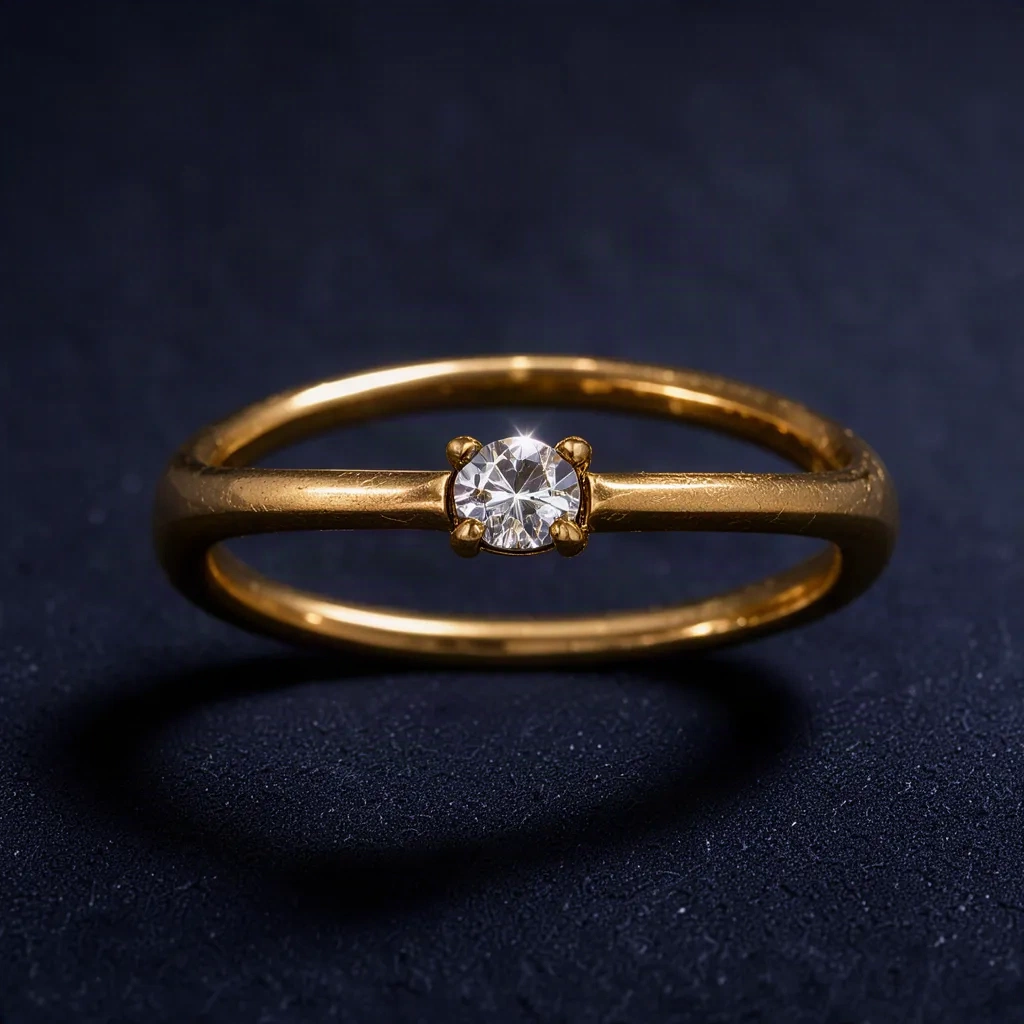 Bague dorée sertie d'un zircon clair, fond nuit
