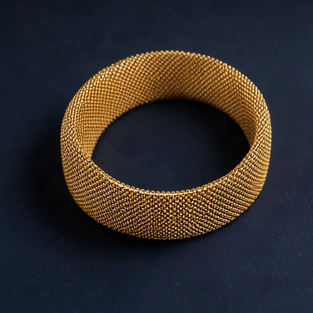 Bracelet doré à maille milanaise plate, fond nuit