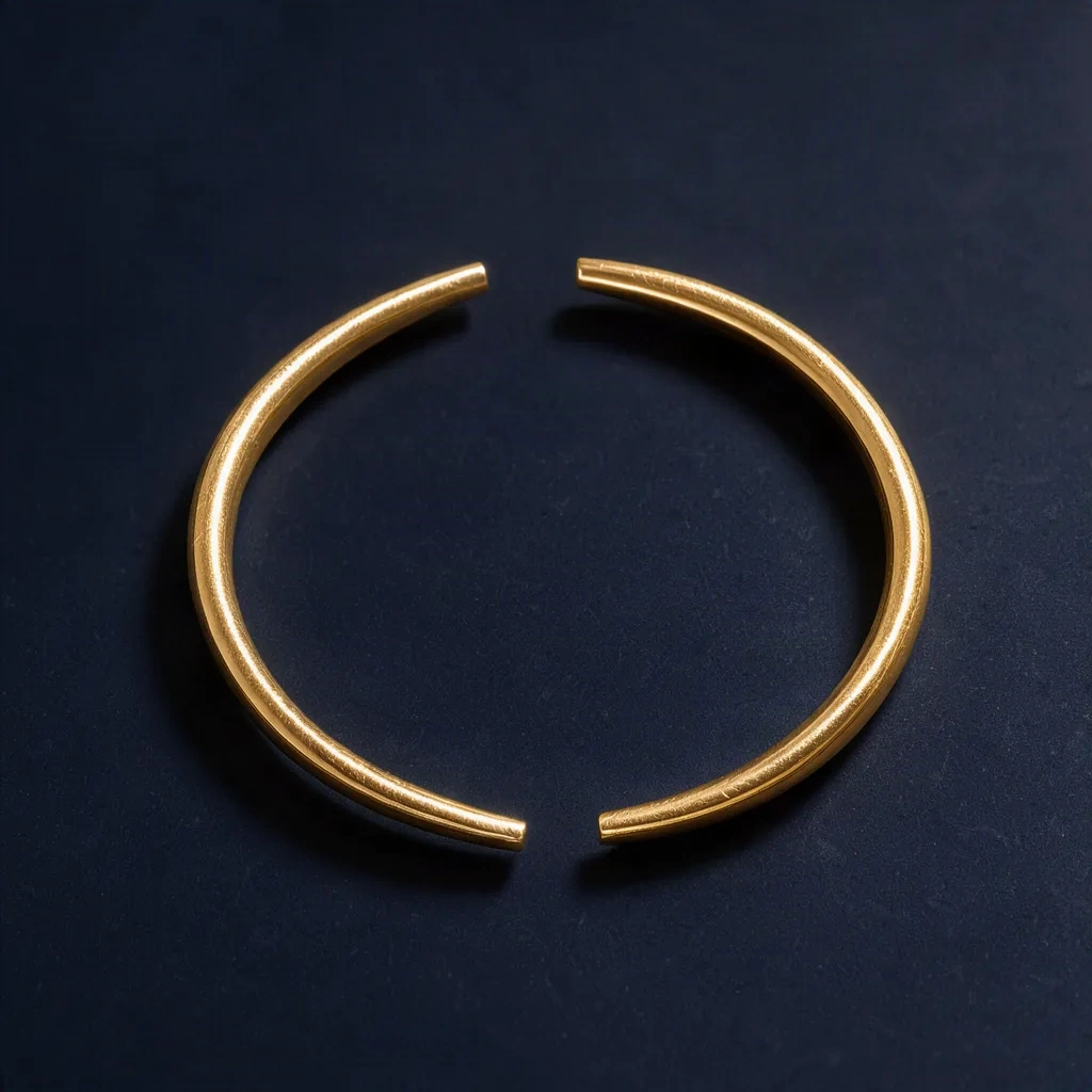 Bracelet ouvert doré, fin et effilé, fond nuit